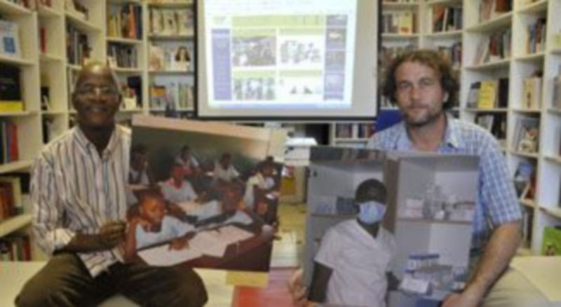 Adulay Rodalo y Víctor Madrigal muestran fotos de algunos de los proyectos en los que trabajan. / Juan Martín