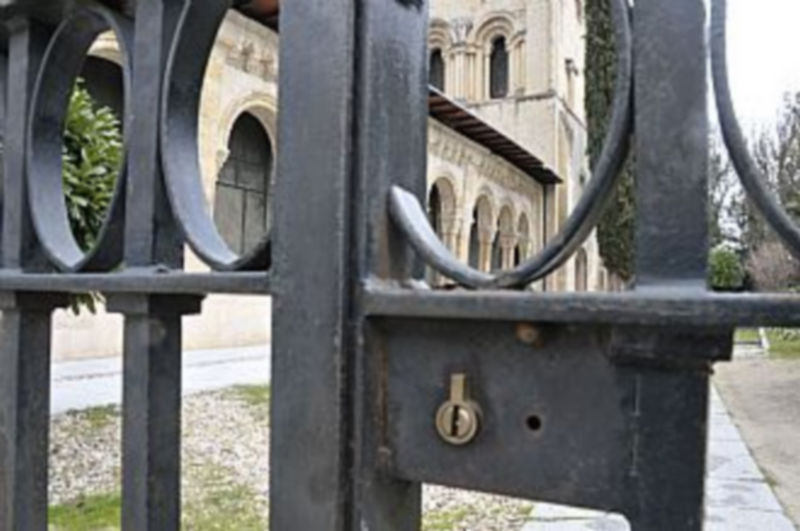 Puerta cerrada del Museo Zuloaga