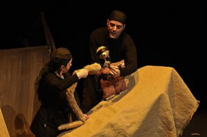 Una escena del montaje que pudo verse ayer por la tarde en el teatro del centro La Cárcel. / Juan Martín