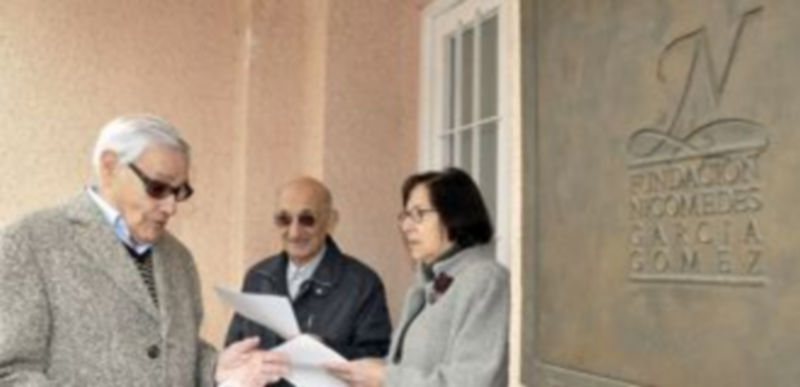 Integrantes de la directiva de la Sociedad Filarmónica comentan el programa frente a la sede de la Fundación. / J. Martín