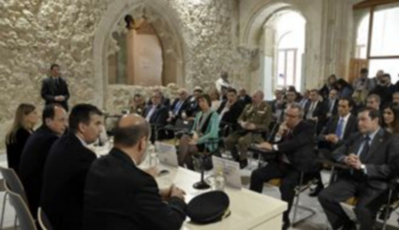 Los participantes en el curso y las autoridades