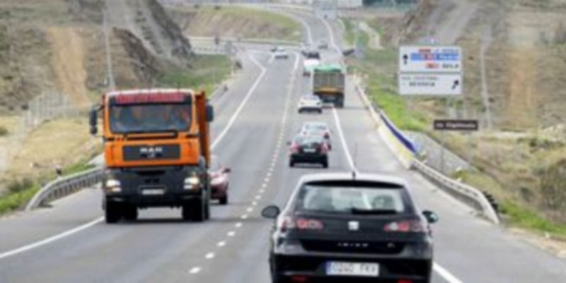 La mayoría del trazado de la carretera de circunvalación SG-20 tiene un solo carril por sentido. / Juan Martín