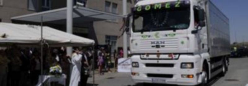 Un momento de la bendición de vehículos organizada por ASETRA el pasado año en el Centro de Transportes. / Kamarero