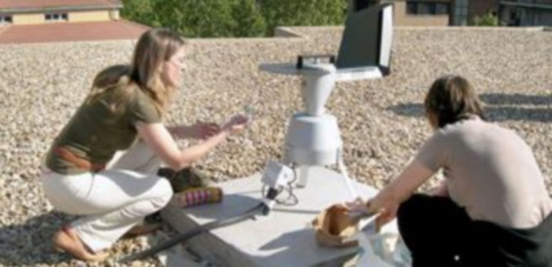 La estación de medición de la ciudad de Segovia está ubicada en la azotea de la Residencia Juvenil Emperador Teodosio. / E.A.