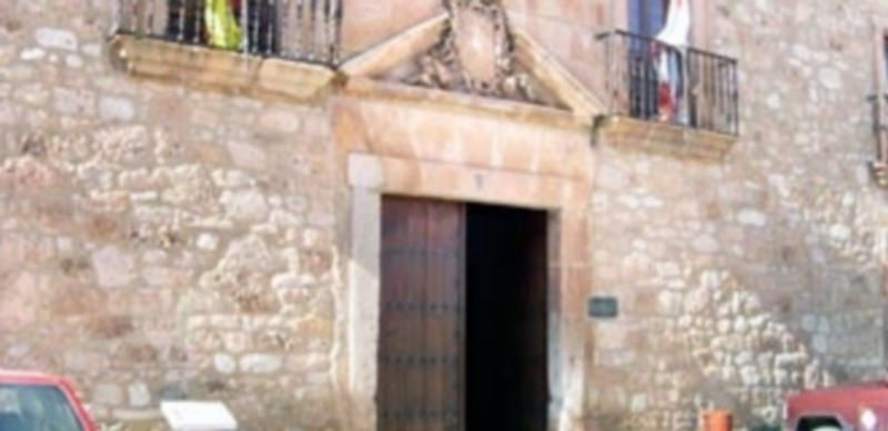 El PSOE pide a la Junta la restauración del Palacio del Obispo Vellosillo 1 Portada del palacio antes de ser apuntalado. /M. C.