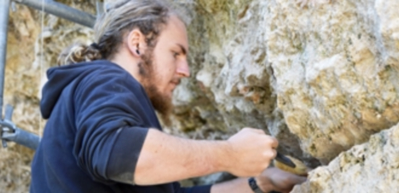 Asociaciones e instituciones organizan una visita al ‘Abrigo de Molino’ 1 Un arqueólogo trabaja en el yacimiento ‘Abrigo del Molino’ situado en el valle del Eresma. / cris yusta