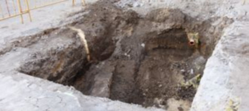 Los trabajos de excavación se encuentran en la parte trasera de la Delegación Territorial de la Junta. / Diego de Miguel