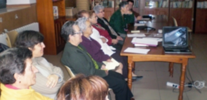 Un grupo de mujeres escuchas atentamente durante un taller por la igualdad y contra la violencia de género. / El Adelantado