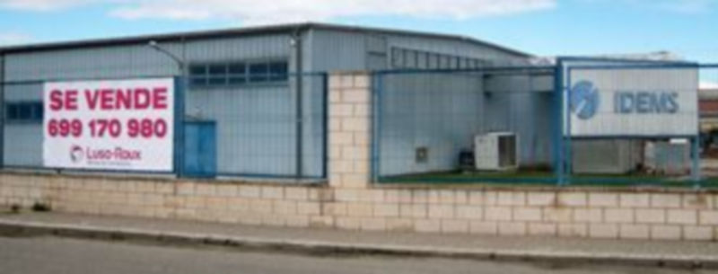 Varios carteles situados en el exterio de las fábricas de Imdensa anuncian su puesta en venta.