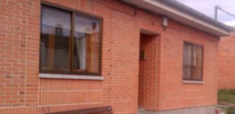 Fachada de la vivienda en la que se produjo el robo. / F. D.