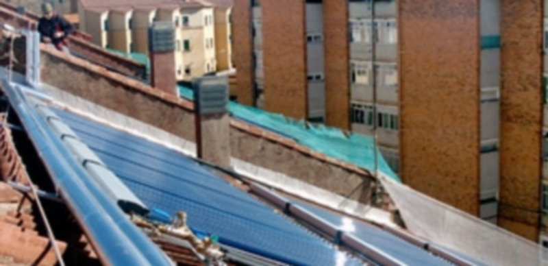 Tejado de uno de los edificios de la calle Larga donde se han colocado los captadores. / Guillermo Herrero