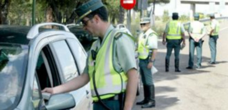 La DGT intensifica los controles de alcoholemia y drogas a conductores 1 Imagen de archivo de varios agentes de la Guardia Civil realizando controles de alcoholemia en una de las campaña que periódicamente se realizan en el país. / Ical