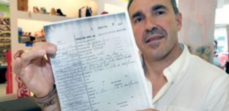 Buscando sus orígenes 1 Salvador Montagud muestra su partida de nacimiento y su prueba de ADN. / ICAL