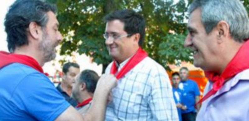 El alcalde de La Granja pone el pañuelo festivo a Óscar López