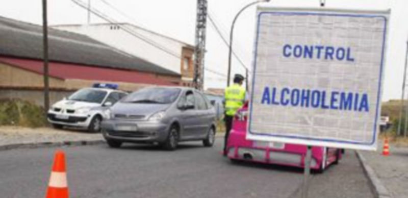 Imagen de archivo de un control realizado en la ciudad de Segovia durante otra campaña de vigilancia de Tráfico. / Kamarero