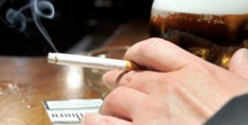 La AIHS pide aplazar la prohibición total de fumar después de la crisis. / Kamarero