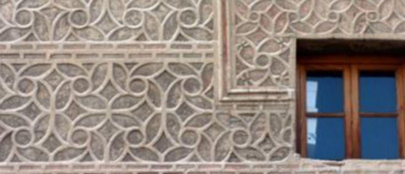 El esgrafiado en las fachadas es una de las notas distintivas de las casas segovianas. / Kamarero