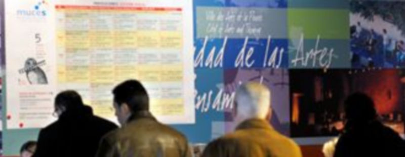 Un grupo de personas esperando para comprar sus entradas