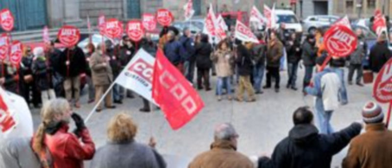 Los empleados públicos se manifestaron ayer ante la Subdelegación del Gobierno. /KAMARERO