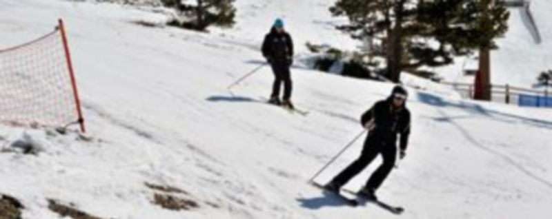 Las estaciones de esquí prevén abrir hoy sábado parte de sus instalaciones 1 Imagen de archivo de dos esquiadores en la estación de Navacerrada. / J. Martín