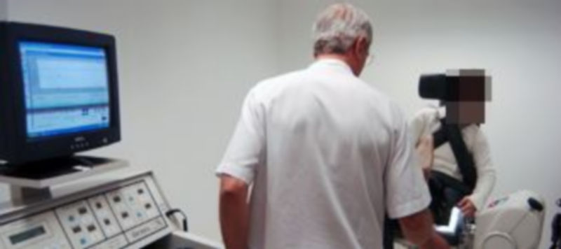 Imagen de archivo de un facultativo realizando una prueba a una paciente./Kamarero