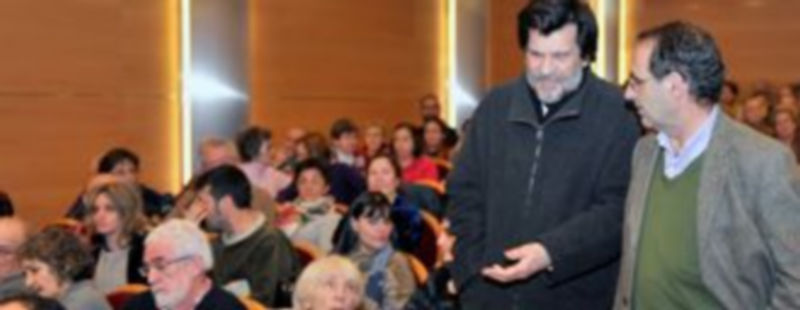 Erice conversa con Ignacio Sanz antes de comenzar la proyección del cortometraje y el posterior coloquio. / Kamarero