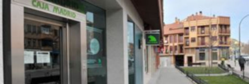 La oficina de Caja Madrid en San Lorenzo se ha cerrado al público mientras se mantiene la vecina de Caja Segovia. / A. C.