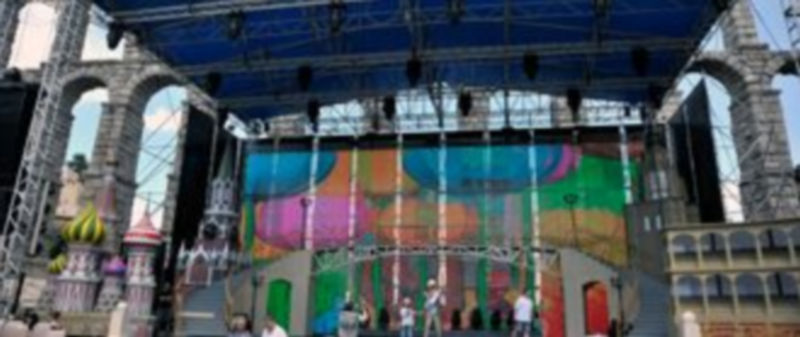 La espectacular puesta en escena del festival puede verse ya bajo los arcos del Acueducto. / Kamarero