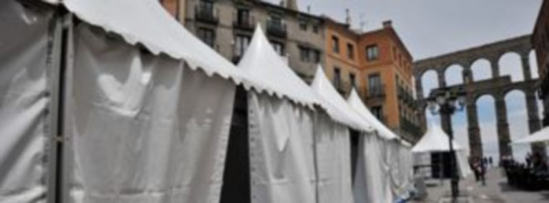 Montaje de la XIV Feria de la Mujer Rural que hoy se abre al público./Kamarero