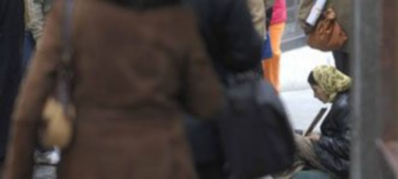 Una mujer pide limosna en una céntrica calle de la capital. / Kamarero