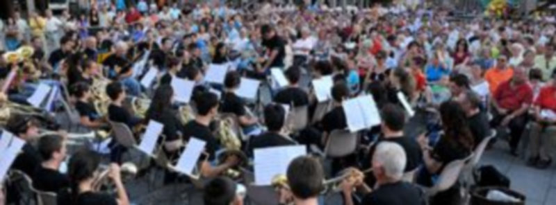 Carlos Badenes dirige a su banda en el acto celebrado ayer. / Kamarero.