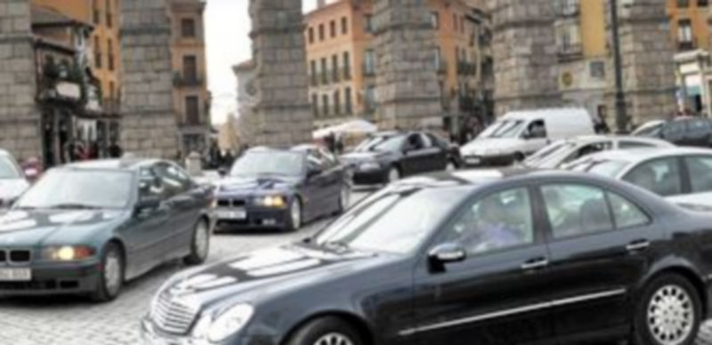 Tráfico intenso en la Plaza de la Artillería