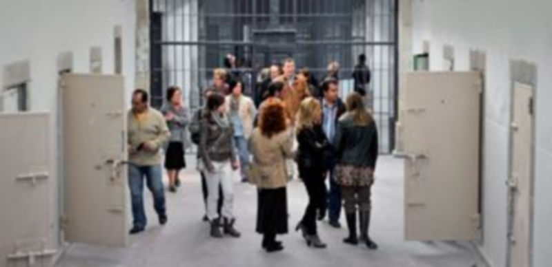 El público de la visita recorre una de las galerías del centro penitenciario