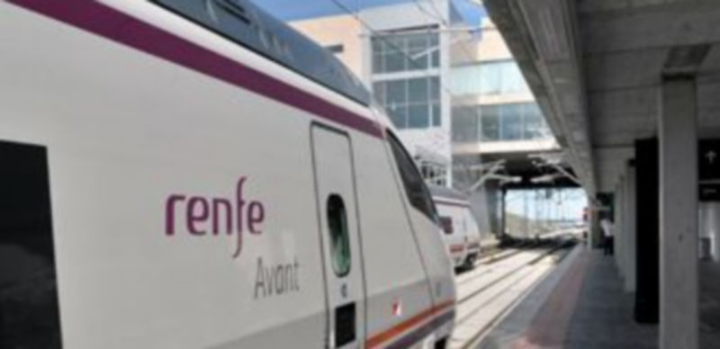 Imagen de uno de los trenes Avant a la espera de salir en la estación Segovia-Guiomar. / Kamarero
