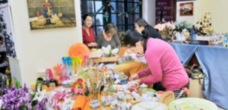 Las voluntarias de la asociación daban ayer los últimos retoques en los expositores del Rastrillo Benéfico. / Kamarero