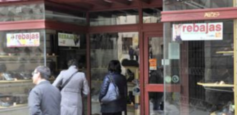 Los establecimientos segovianos anuncian ya en sus escaparates el comienzo de la temporada de rebajas. / Kamarero