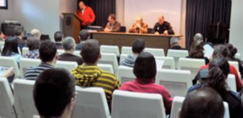 El curso se desarrolla durante tres días en el salón de actos de la Comisaría de la Policía Nacional. / Kamarero