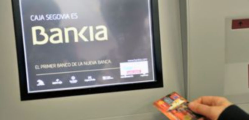 La vía telemática para realizar operaciones a través de internet se equiparará en todas las entidades del grupo Bankia. / Kamarero.