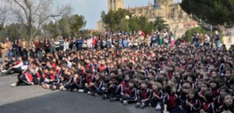 Los alumnos y profesores se reunieron ante la fachada del colegio para escuchar los discursos sobre la historia del centro educativo. /Kamarero