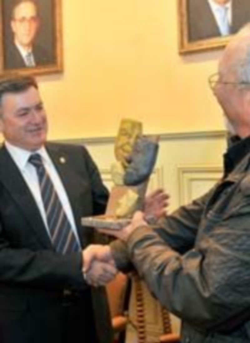 Vázquez recibe el premio de manos de José Luis Ramos. / El Adelantado