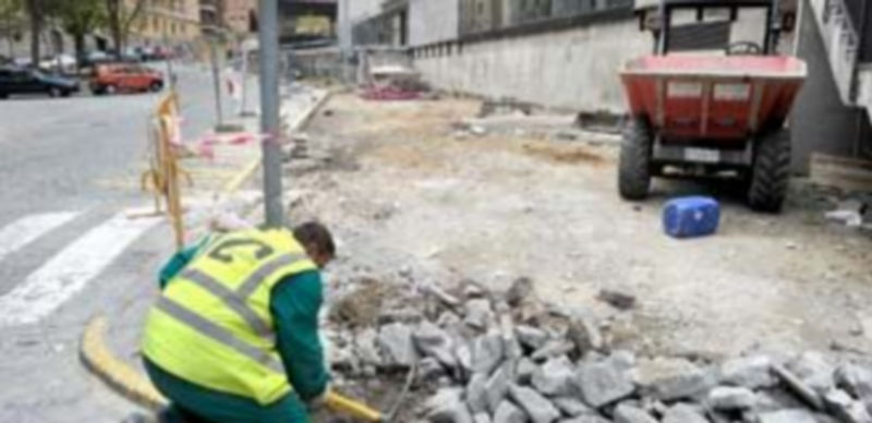 Trabajos de urbanización por las calles Caño Grande y Sargento Provisional donde se habilitará una zona de descanso con dotación de bancos para peatones. / Kamarero.