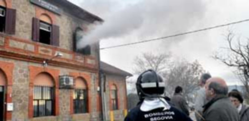 Imágenes de los bomberos durante sus últimos momentos de intervención en la casa que se quemó. / Kamarero