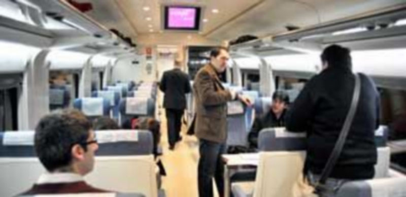 Interior de uno de los trenes Avant que se utilizan en Segovia. / Kamarero