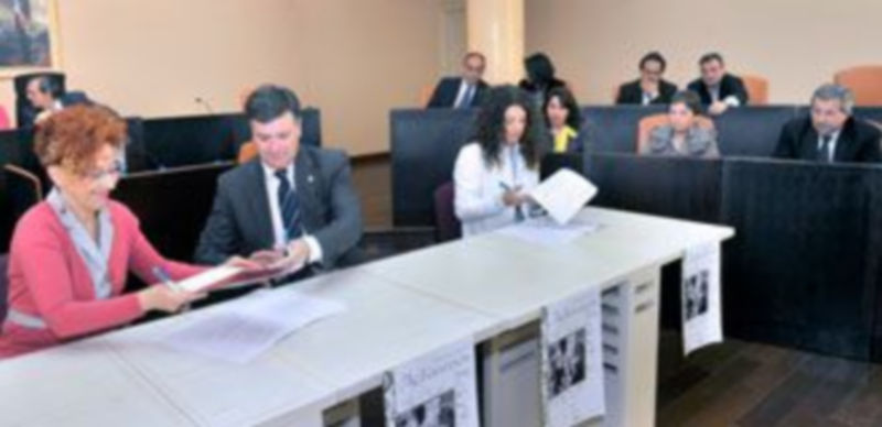 El grupo La Esteva firma uno de los convenios con el Ayuntamiento de Torrecaballeros en presencia de Vázquez. / Kamarero