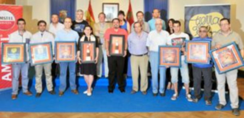 Los representantes de los establecimientos de hostelería galardonados en el X certamen de tapas posan con sus respectivos premios.  / kamarero