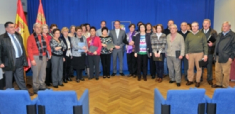 El delegado posa en la foto de grupo con los empleados públicos de la Junta en Segovia que se jubilan este año. / Kamarero
