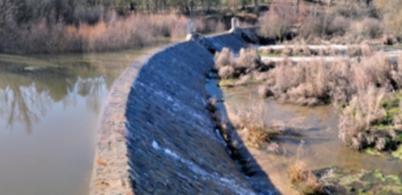 La presa prevista pretende regular el cauce del Cega para evitar riadas. / E. A.