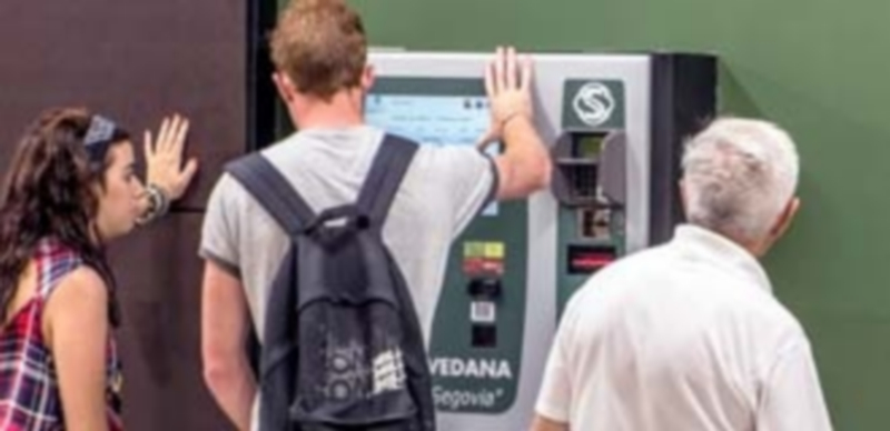 Unos usuarios compran un billete en una máquina de la empresa concesionaria./A.K.