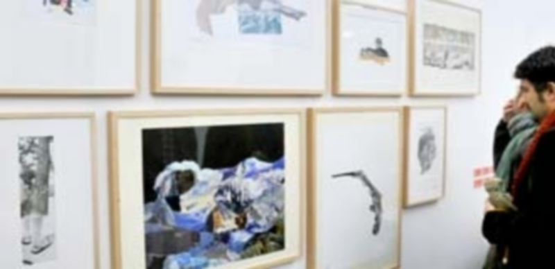 Algunos visitantes del Palacio de Quintanar observan parte de los collages de la exposición. /  Kamarero