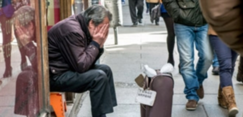 Un hombre pide limosna en la Calle Real de Segovia. La desigualdad económica ha crecido con la crisis. / Kamarero